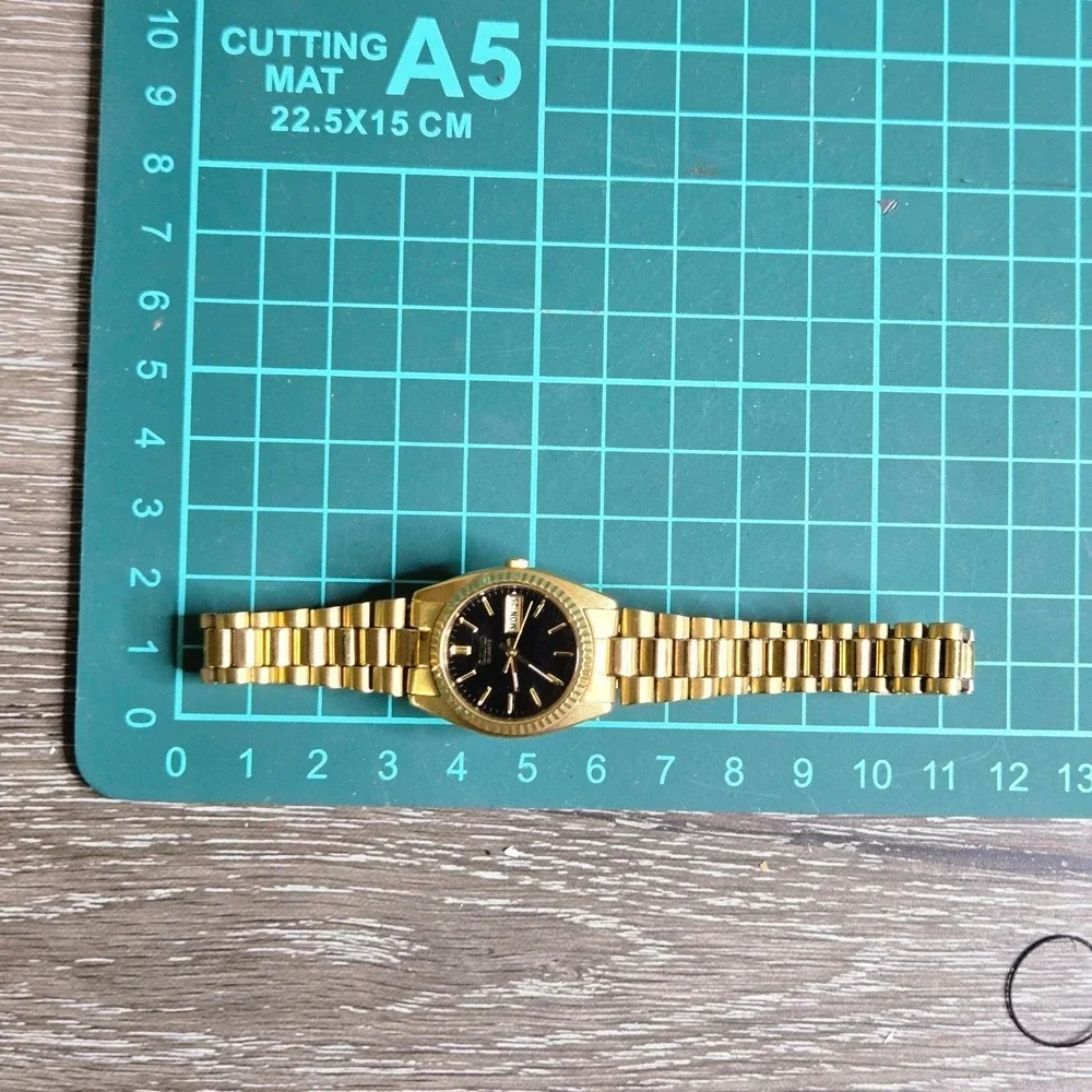 Seiko Quartz Women's Gold Tone Watch Black Dial Day Date Fluted Bezel 7N83-006M